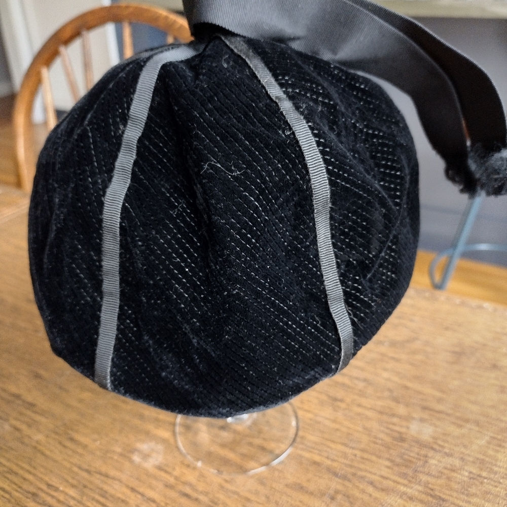 Vintage Yves Saint Laurent YSL Black Velvet Beanie Hat 55cm Small Architectural - Picture 5 of 7